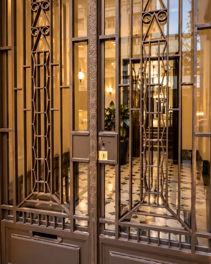 Puerta de hierro art déco del edificio de Av. Córdoba 850